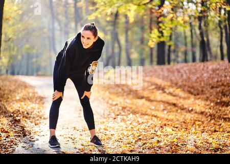 Jeune femme pendant la pause dans la forêt d'automne Banque D'Images