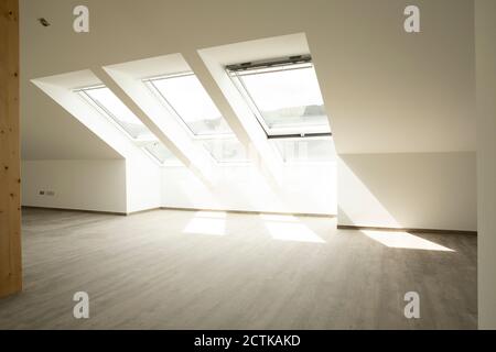 La lumière du soleil tombant par les fenêtres sur le sol dans la nouvelle maison Banque D'Images