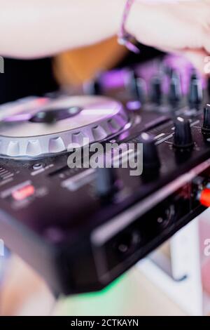 Mains de musicienne mélangeant du son dans un studio d'enregistrement Banque D'Images