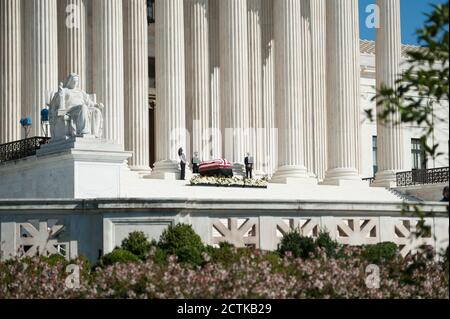 La juge Ruth Bader Ginsburg se trouve en repos sous le Portico au sommet des marches avant de la Cour suprême des États-Unis à Washington, DC., le mercredi 23 septembre 2020. Le vendredi 18 septembre 2020, la juge Ginsburg a perdu sa bataille contre le cancer du pancréas à l'âge de 87 ans. Crédit : Rod Lamkey/CNP | utilisation dans le monde entier Banque D'Images