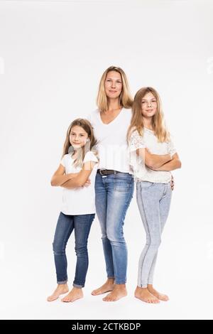 Mère avec des filles debout sur fond blanc Banque D'Images