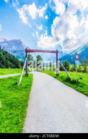 Autriche, Tyrol, Vomp, route de campagne dans la vallée de l'auberge inférieure le jour d'été ensoleillé Banque D'Images