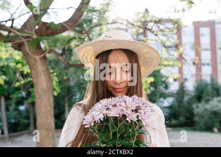 Femme tenant un bouquet de fleurs roses fraîches au printemps Banque D'Images