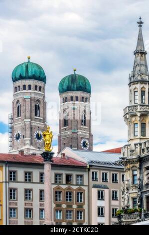 Allemagne, Bavière, Munich, statue de Mariensaule et tours de Frauenkirche Banque D'Images