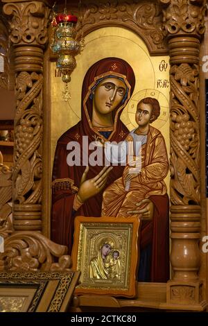 Icône orthodoxe sur une église iconostase. Quand les adorateurs entrent dans l'église, ils embrassent cette icône et se croissent. Banque D'Images