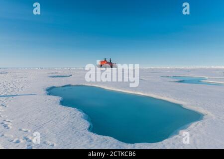 Vue aérienne de la fonte de la glace sur le pôle Nord avec brise-glace 50 ans de victoire en arrière-plan Banque D'Images