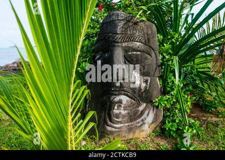 France, Wallis et Futuna, sculpture en pierre de grande tête humaine Banque D'Images