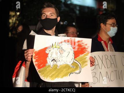 Un manifestant portant un masque facial tient un écriteau pendant la manifestation.des citoyens biélorusses vivent en Ukraine et des militants ukrainiens ont participé à la manifestation contre l'investiture du président biélorusse Alexandre Loukachenko, qui a eu lieu le 23 septembre à Minsk. Banque D'Images