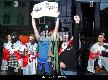 Un manifestant portant un masque facial tient un écriteau pendant la manifestation.des citoyens biélorusses vivent en Ukraine et des militants ukrainiens ont participé à la manifestation contre l'investiture du président biélorusse Alexandre Loukachenko, qui a eu lieu le 23 septembre à Minsk. Banque D'Images