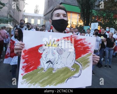 Un manifestant portant un masque facial tient un écriteau pendant la manifestation.des citoyens biélorusses vivent en Ukraine et des militants ukrainiens ont participé à la manifestation contre l'investiture du président biélorusse Alexandre Loukachenko, qui a eu lieu le 23 septembre à Minsk. Banque D'Images