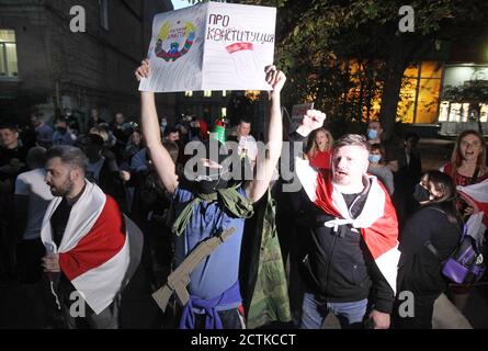 Un manifestant portant un masque facial tient un écriteau pendant la manifestation.des citoyens biélorusses vivent en Ukraine et des militants ukrainiens ont participé à la manifestation contre l'investiture du président biélorusse Alexandre Loukachenko, qui a eu lieu le 23 septembre à Minsk. Banque D'Images