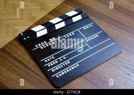 Vue en grand angle de l'ardoise de film sur une table en bois Banque D'Images