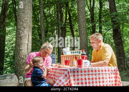 Tennessee Great Smoky Mountains National Park, famille familles mère père enfants table de pique-nique manger nature cadre naturel, Banque D'Images