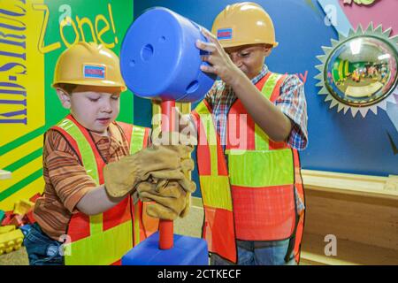 Huntsville Alabama, EarlyWorks Children's Museum, activités pratiques blocs de construction jouets, garçons Black African Banque D'Images