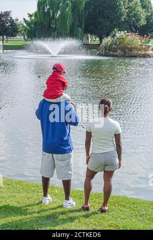 Huntsville Alabama, eau de fontaine de Big Spring Park, Black African African famille mère père fils garçon enfant, Banque D'Images