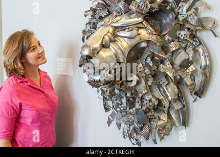 Huntsville Alabama, Big Spring Park Musée d'art de Huntsville, femme admirant la sculpture de lion à l'intérieur, Banque D'Images