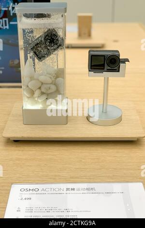 Des appareils, y compris des véhicules aériens sans pilote, sont exposés dans le nouveau magasin phare DJI, le premier du genre en Chine du nord Banque D'Images