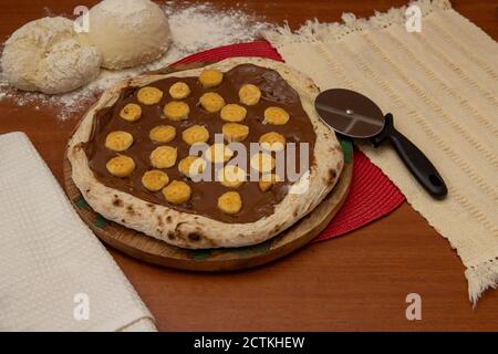 Pizza au chocolat et bananes sur table en bois Banque D'Images