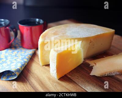 Fromage brésilien Queijo da Canastra. Fromage entièrement fumé à base de lait cru. Mise au point sélective. Banque D'Images