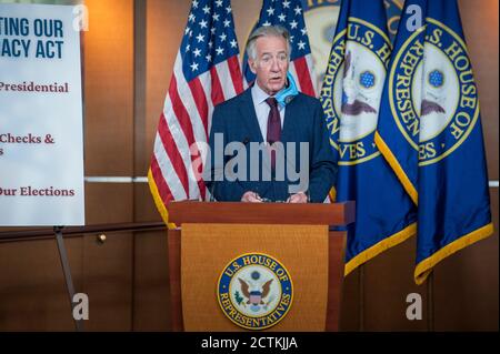 Richard Neal, représentant des États-Unis (démocrate du Massachusetts), fait des remarques lors d'une conférence de presse sur le paquet de réformes au Capitole des États-Unis à Washington, DC., le mercredi 23 septembre 2020.Credit: Rod Lamkey/CNP/MediaPunch Banque D'Images