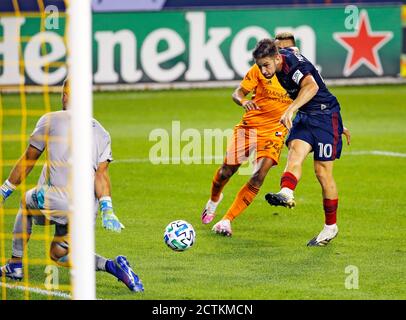 Chicago, États-Unis, 23 septembre 2020. Major League Soccer (MLS) Chicago Fire FC milieu de terrain Alvaro Medran (10) tire et marque contre le Houston Dynamo au Soldier Field à Chicago, il, États-Unis. Tir gagné 4-0. Credit: Tony Gadomski / toutes les images de sport / Alamy Live News Banque D'Images