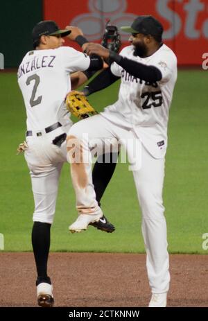 Pittsburgh, États-Unis. 23 septembre 2020. Gregory Polanco (25), le défenseur de Pittsburgh Pirates, célèbre la victoire de 2-1 contre les Cubs de Chicago avec Erik Gonzalez, deuxième basan de Pittsburgh Pirates (2) au PNC Park le mercredi 23 septembre 2020 à Pittsburgh. Photo par Archie Carpenter/UPI crédit: UPI/Alay Live News Banque D'Images