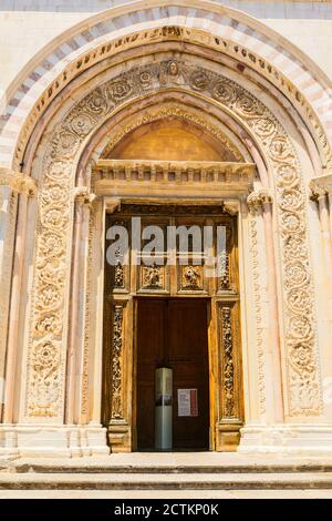 Todi, Ombrie, Italie. L'entrée du Duomo de Santa Maria Annunziata, commencée au XIIe siècle, a été construite sur un temple romain. Il a un ce exceptionnel Banque D'Images