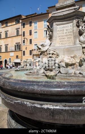 Rome, région du Latium, Italie. Fontaine à l'extérieur du Panthéon, ou Fontana del Panthéon, et est surmontée par un obélisque égyptien. (Pour utilisation éditoriale sur Banque D'Images