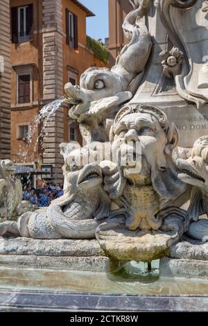 Rome, région du Latium, Italie. Fontaine à l'extérieur du Panthéon, ou Fontana del Panthéon, et est surmontée par un obélisque égyptien. (Pour utilisation éditoriale sur Banque D'Images