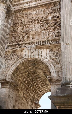 Rome, Latium, Italie. L'Arche de Titus, construite à l'initiative de l'empereur romain Domitian qui voulait commémorer les victoires de son aîné b Banque D'Images