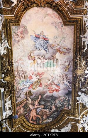 Rome, région du Latium, Italie. La Vierge Marie triomphant sur l'hérésie et la chute des Anges Rebel, dans le plafond de Santa Maria della Vittoria. (Pour Banque D'Images