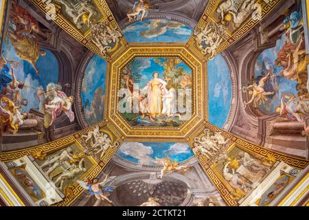 État de la Cité du Vatican. Fresques sur le plafond voûté de la salle des Muses à l'intérieur du Musée du Vatican (Musée Pio Clementino) (à usage éditorial uniquement) Banque D'Images