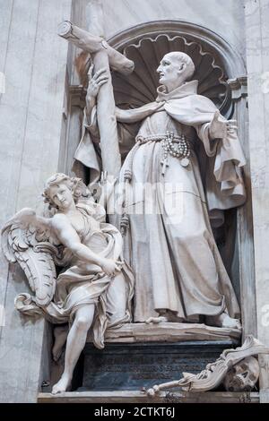 Etat de la Cité du Vatican, Europe. Statue de Saint Pierre d'Alcantara dans la basilique Saint-Pierre. (À usage éditorial uniquement) Banque D'Images