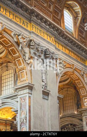Etat de la Cité du Vatican, Europe. Vue intérieure sur une colonne et une arche dans l'architecture de la basilique Saint-Pierre. (À usage éditorial uniquement)