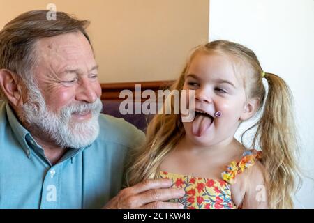 Lily, 3 ans, agit de façon stupide avec Grandpa Horton Banque D'Images