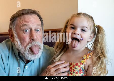 Lily, 3 ans, agit de façon stupide avec Grandpa Horton Banque D'Images