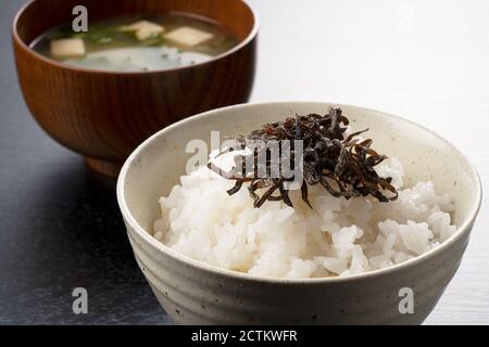 Varech salé sur un lit de riz blanc. Image petit déjeuner japonais Banque D'Images