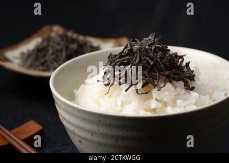 Varech salé sur un lit de riz blanc. Image petit déjeuner japonais Banque D'Images