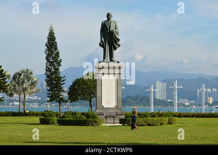 Statue du Dr. Sun Yat-sen dans le parc mémorial Sun Yat-sen, un parc en bord de mer à Sai Ying Pun, Hong Kong Banque D'Images