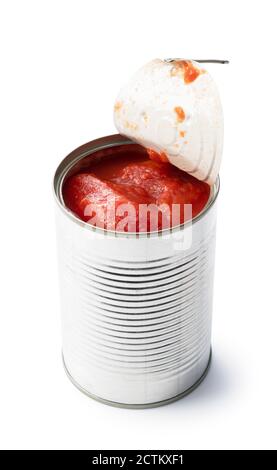 Boîtes de tomates entières sur fond blanc Banque D'Images