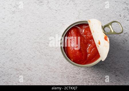 Boîtes de tomates entières sur fond de pierre Banque D'Images