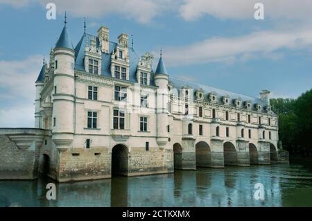 Chenanceau, France - 01 novembre 2013 : Château de Chenonceau (Château de Chenonceau), qui se reflète dans le fleuve, vallée de la Loire, France Banque D'Images