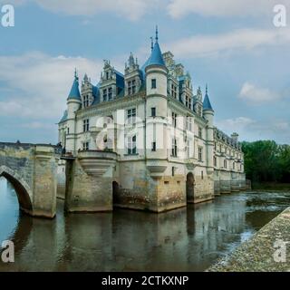 Chenanceau, France - 01 novembre 2013 : Château de Chenonceau (Château de Chenonceau), qui se reflète dans le fleuve, vallée de la Loire, France Banque D'Images