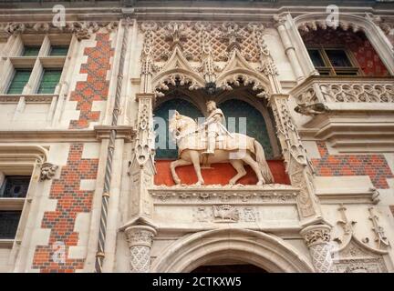 Blois, France - 02 novembre 2013 : statue équestre de Louis XII et son emblème de porc-épic, au-dessus de l'entrée du château de Blois, vallée de la Loire, F Banque D'Images