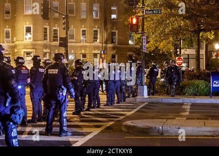 Washington, DC, Etats-Unis, 23 septembre 2020. Photo : des policiers de la police métropolitaine (DC police) ont rencontré des manifestants dans des engins anti-émeute et des armures au cours de la marche pour Justice pour Breonna Taylor, malgré sa nature paisible, si bruyante,. La Marche pour la justice de Breonna Taylor a été un événement national qui a eu lieu dans de nombreuses villes à travers les États-Unis. La marche a été en réponse à l'annonce plus tôt dans la journée que la police qui a tué Breonna Taylor pendant qu'elle dormait ne serait pas accusée de sa mort. Crédit : Allison C Bailey/Alamy Banque D'Images