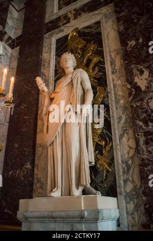 Versailles, France - 05 novembre 2013 : statue de marbre romain dans le couloir du château de Versailles, France. Banque D'Images