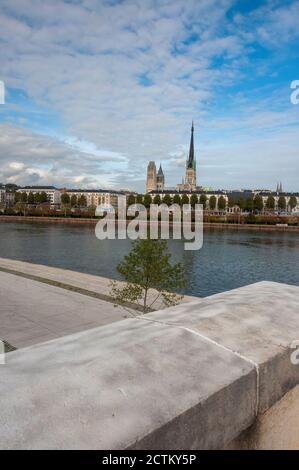 Rouen, France - 26 octobre 2014 : vue sur le remblai de la rive droite de la Seine et les tours de la cathédrale. Banque D'Images