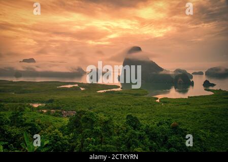 Image paysage de la baie de Phang Nga dans le point de vue de Samed Nang Chee au lever du soleil, Phang Nga, Thaïlande Banque D'Images