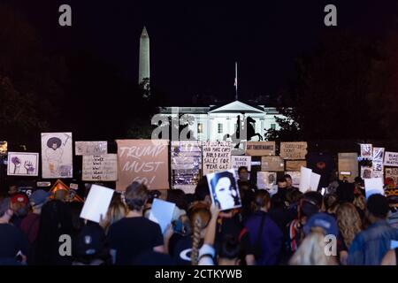 Washington, DC, Etats-Unis, 23 septembre 2020. Photo : des manifestants se sont arrêtés au Black Lives Matter Plaza / Lafayette Square, en face de la Maison Blanche, pour que des orateurs s'adresaient à la foule pendant la marche pour Justice pour Breonna Taylor. .la marche a été un événement national qui a eu lieu dans de nombreuses villes des États-Unis. La marche a été en réponse à l'annonce plus tôt dans la journée que la police qui a tué Breonna Taylor pendant qu'elle dormait ne serait pas accusée de sa mort. Crédit : Allison C Bailey/Alamy Banque D'Images