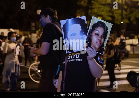 Washington, DC, Etats-Unis, 23 septembre 2020. En photo : un manifestant à la Marche pour la Justice pour Breonna Taylor affiche deux photos de Breonna Taylor, qui ont été transportées par de nombreux manifestants ce soir, sur Black Lives Matter Plaza. La Marche pour la justice de Breonna Taylor a été un événement national qui a eu lieu dans de nombreuses villes à travers les États-Unis. La marche a été en réponse à l'annonce plus tôt dans la journée que la police qui a tué Breonna Taylor pendant qu'elle dormait ne serait pas accusée de sa mort. Crédit : Allison C Bailey/Alamy Banque D'Images